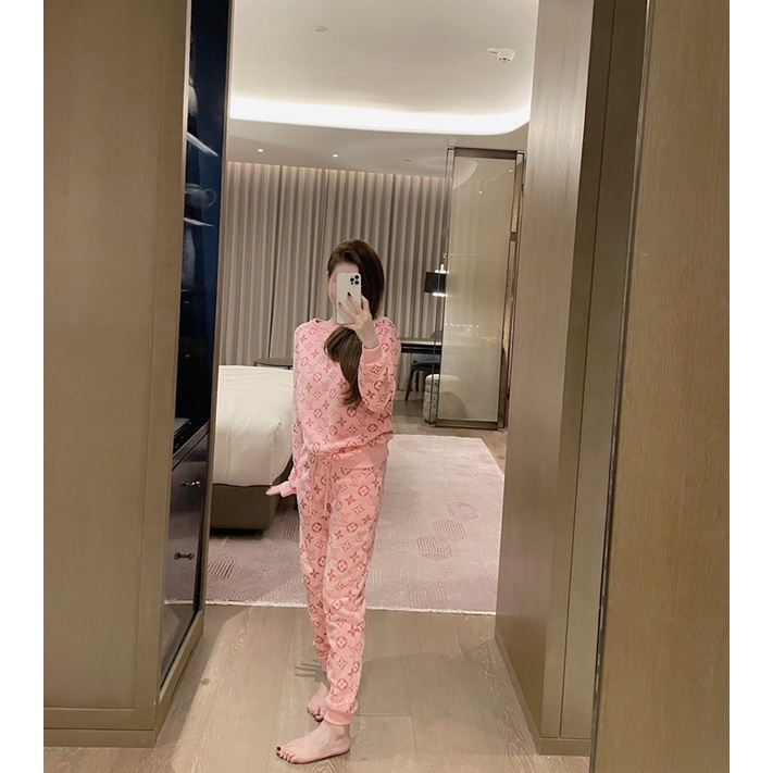 Bộ nỉ thể thao cho nữ hoạ tiết chữ nhỏ thương hiệu thời trang cao cấp Louis Vuitton LV