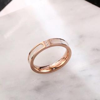 Nhẫn titan ko đEn cẩn xà cừ