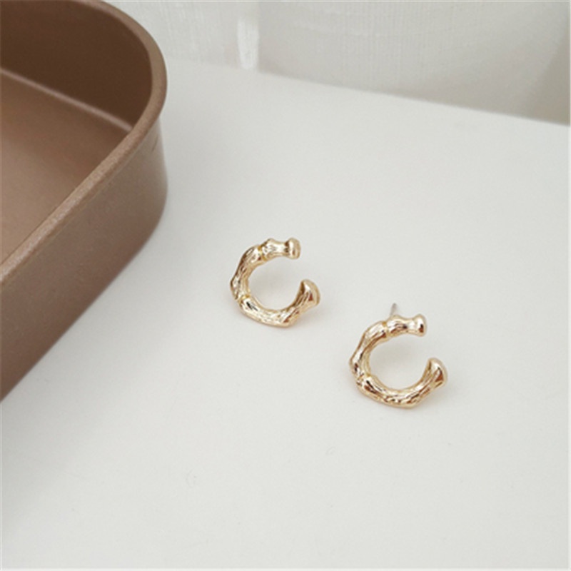 Hoa tai chữ cái hợp kim phong cách Âu Mỹ