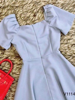 Đầm xoè cổ vuông tim thiết kế