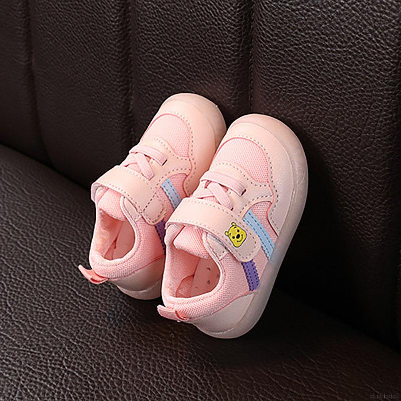 Giày Thể Thao Thoáng Khí Chống Trượt In Hình Gấu Đáng Yêu Cho Bé Gái