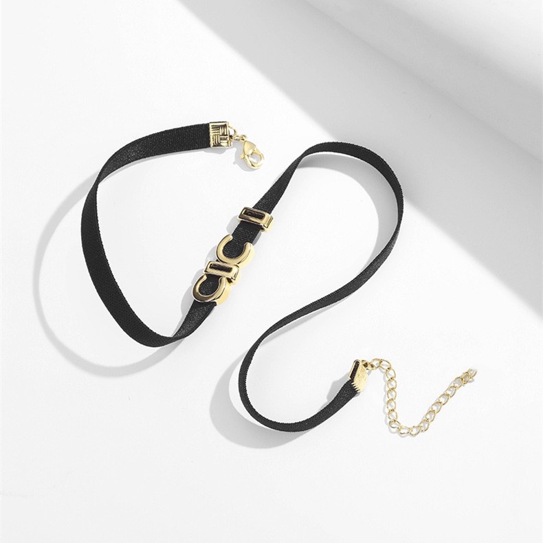 Vòng Cổ Choker Màu Đen Co Giãn Mặt Kim Loại Hình Chữ Cái Đơn Giản