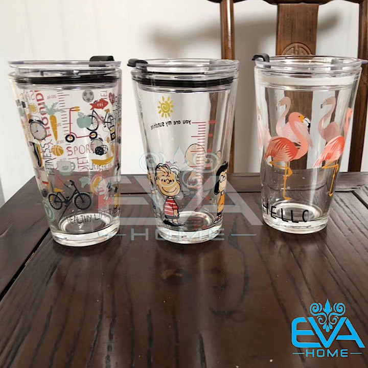 Ly Thuỷ Tinh Chia Vạch Hoạ Tiết Hoạt Hình Có Nắp Đậy Kín Hơi 400 Ml Tặng Kèm Ống Hút Thuỷ Tinh An Toàn