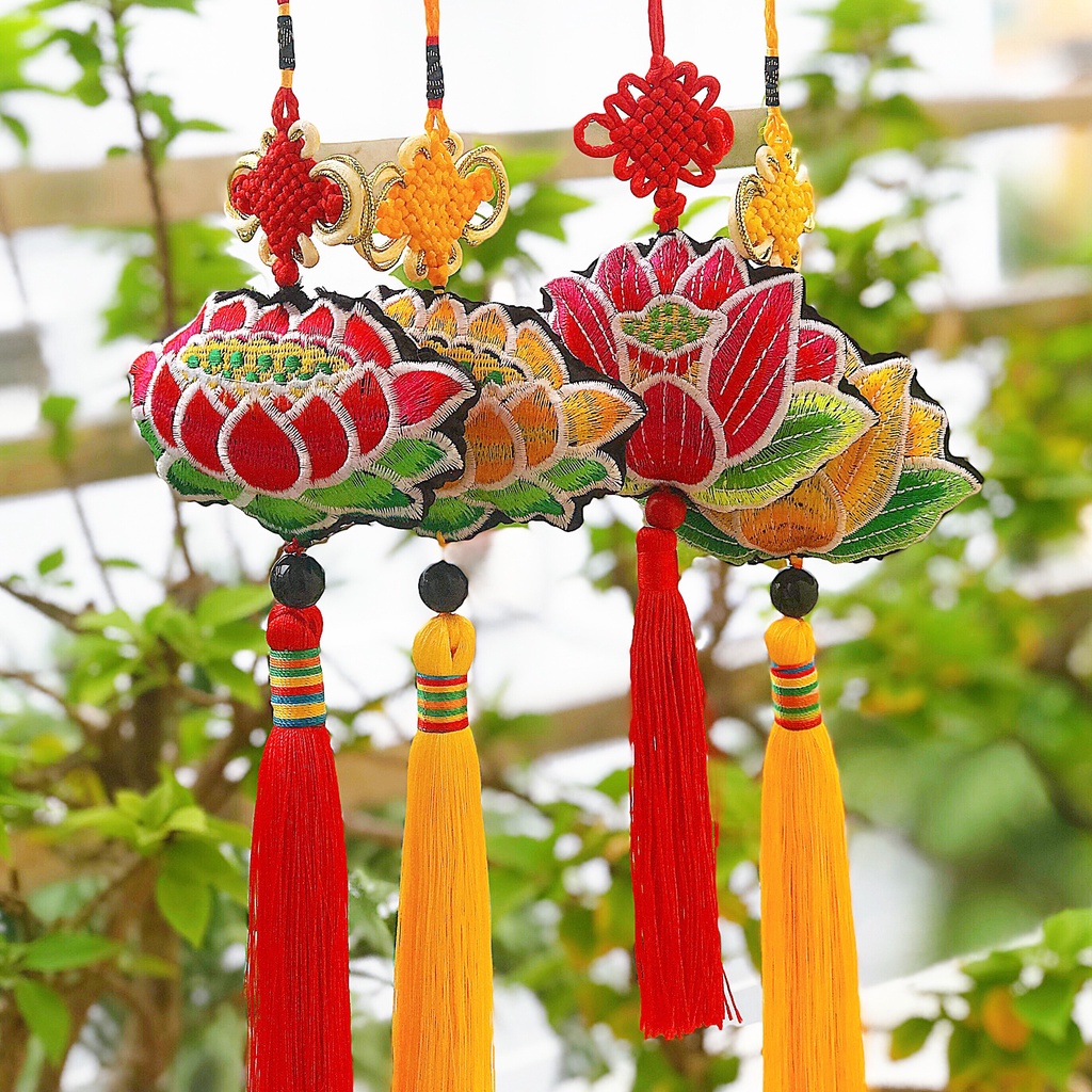 Dây treo hoa sen cát tường phong thủy đỏ hồng vàng, thích hợp để trang trí