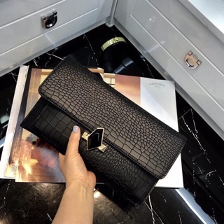 Clutch chất liệu da rắn