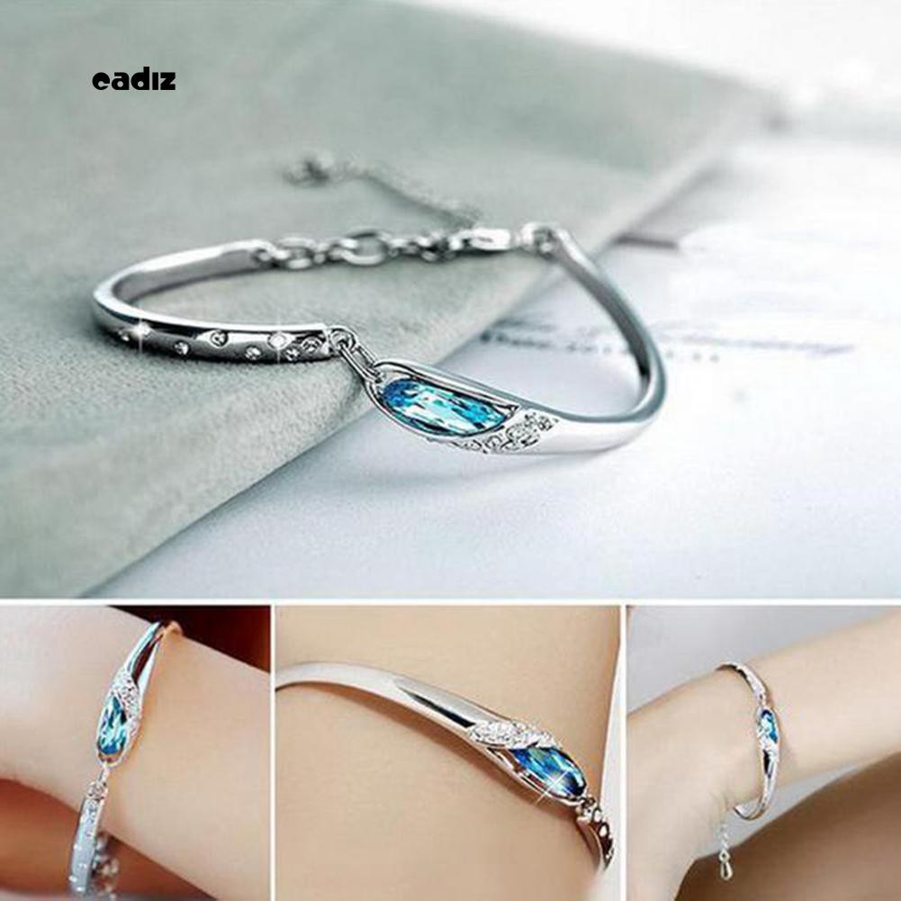Vòng tay nữ mặt hình chim công đính đá xanh