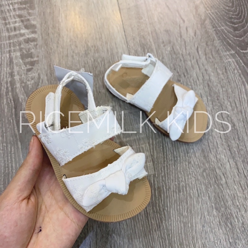 Dép sandal cho bé màu trắng nơ xuất dư xịn