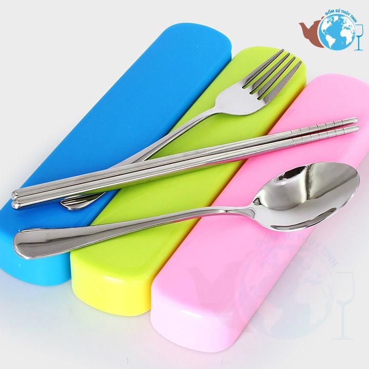 Hộp muỗng đũa nĩa inox hoa văn kèm hộp đựng dễ thương và tiện dụng