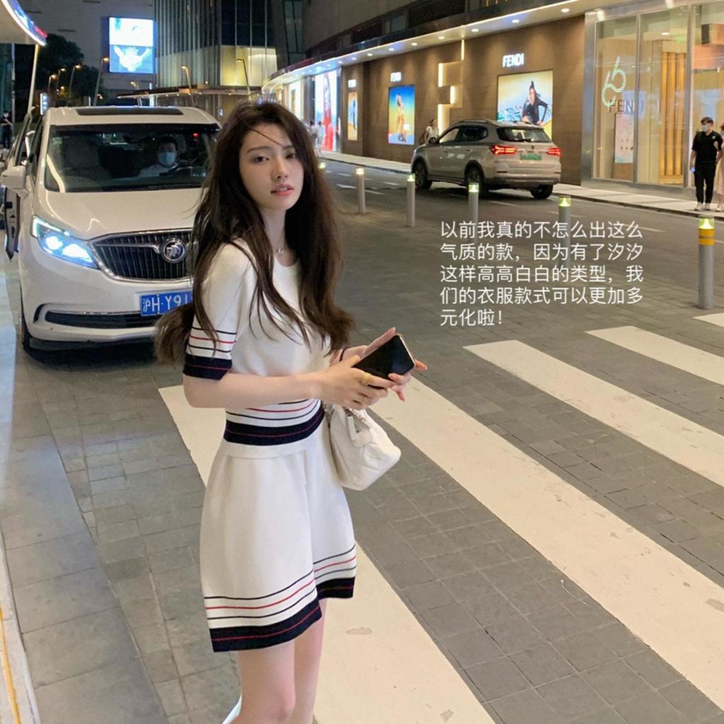 Set áo thun ngắn tay cổ tròn sọc ngang + quần short ống rộng thời trang dành cho nữ 2021