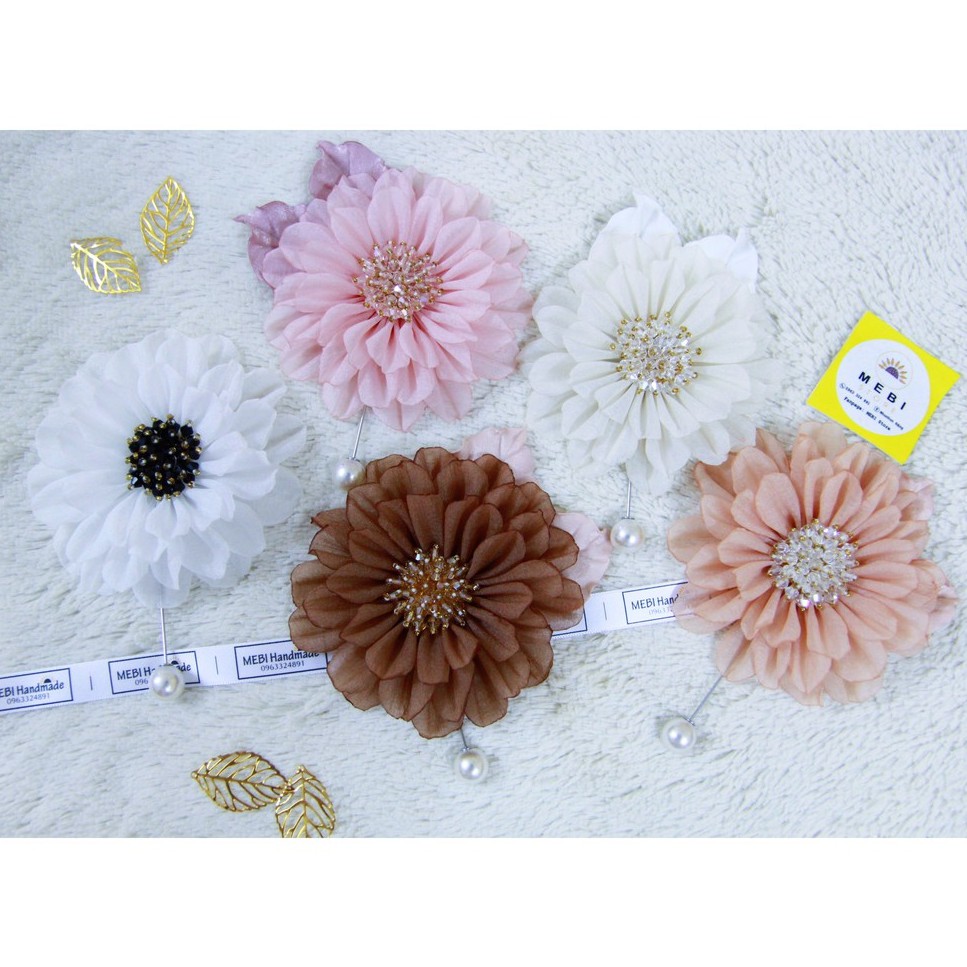 (Ảnh thật) Hoa cài áo handmade mẫu thược dược nhụy pha lê mix 2 lá gấm nobox