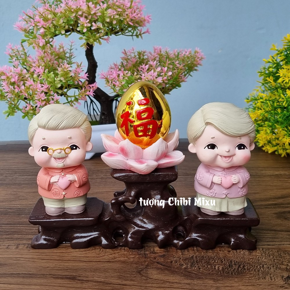 Bộ 02 tượng Ông Bà chibi kèm trứng vàng chữ PHÚC và chân đế tam cấp vuông nhỏ