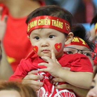 Combo (1 cờ vẫy, 1 băng rôn quấn đầu, 2 sticker dán má) cổ vũ bóng đá Việt Nam