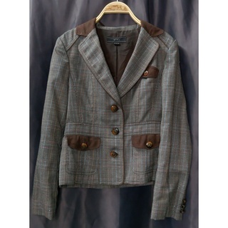 Áo khoác blazer phong cách Classic cổ điển.