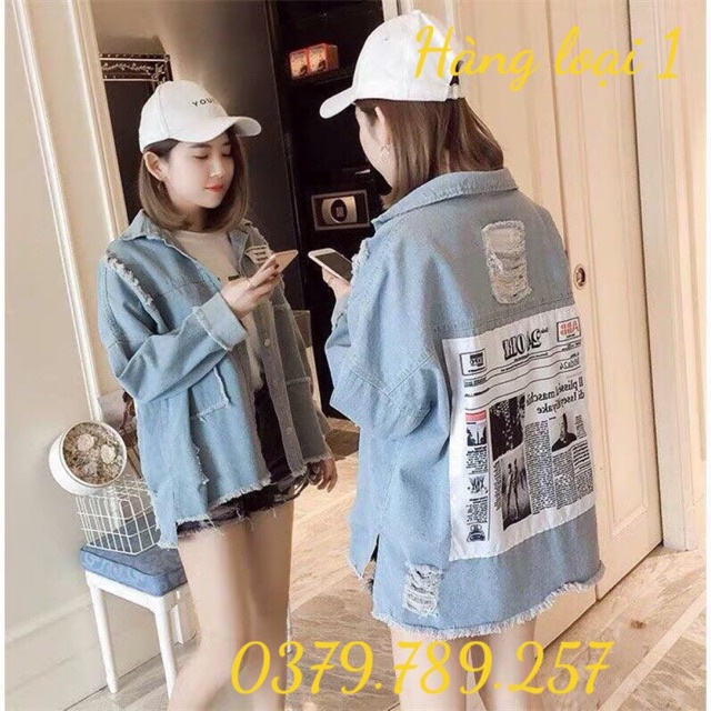 Áo khoác jean xanh form rộng dây kéo tay - áo in báo có túi chứa điện thoại cực chất