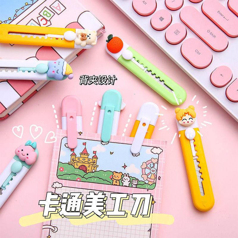 ⭐ iLado ⭐ 【1 PC】 Dao tiện ích dao mini Dao Rọc Giấy Bỏ Túi dao rọc giấy mini Mini móc khoá cute anime In Họa Tiết Hoạt Hình chất lượng cao Tiện Lợi Cuộn Rút dụng cụ mở thùng carton trang trí di động