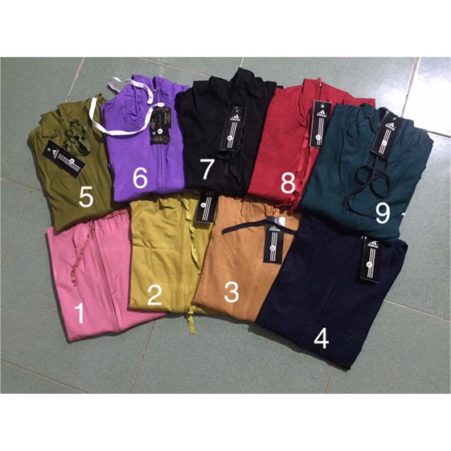 Áo khoác thun lạnh với 2 túi ngoài có dây kéo, 2 túi trong rộng.