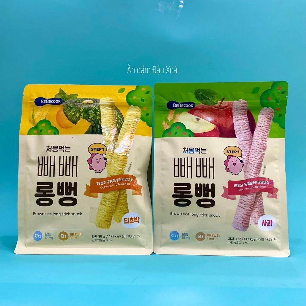 Bánh gạo lứt ăn dặm cho bé BeBecook dạng thanh dài nhiều hương vị trái cây bánh tròn vừa vặn tay trẻ khi cầm gói 30gr