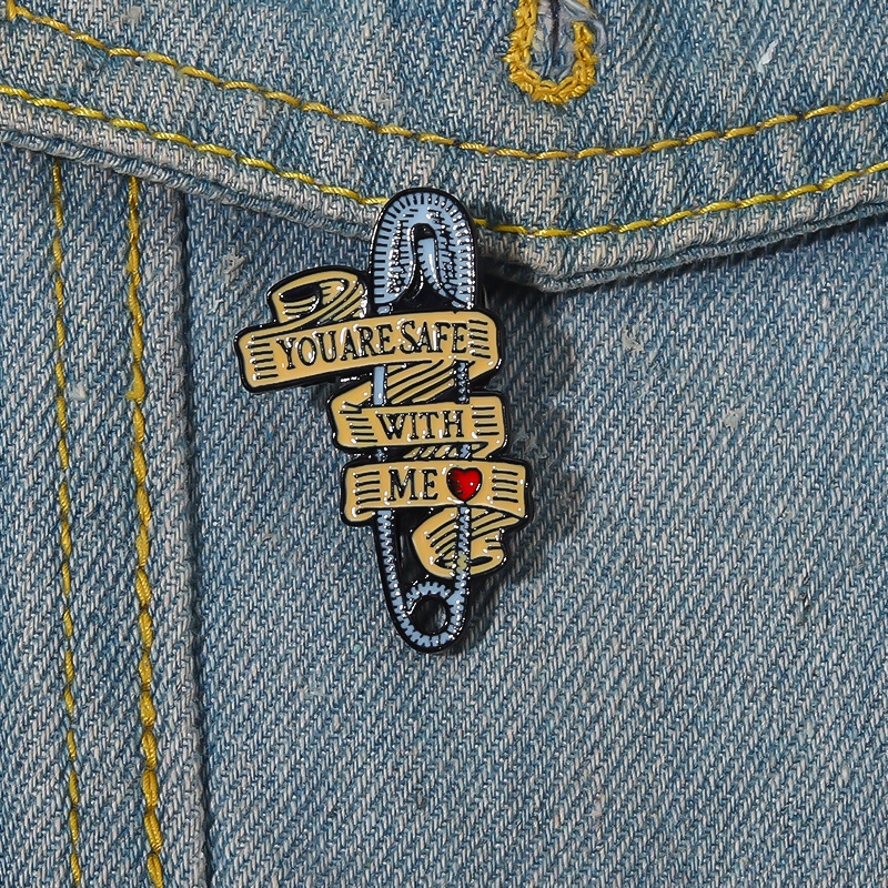 Trâm Cài Áo Hình Chữ You Are Safe with Me 'Hoạt Hình Sáng Tạo