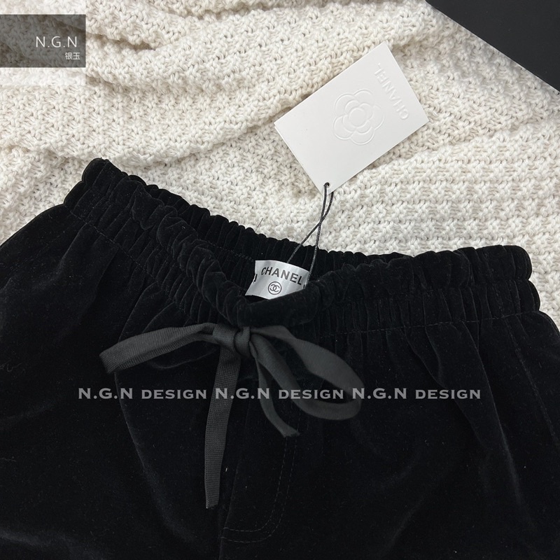 Quần sooc nhung gắn nơ nhỏ