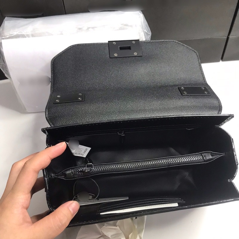 Túi đeo chéo khoá gạt kim loại full màu đen có túi giấy