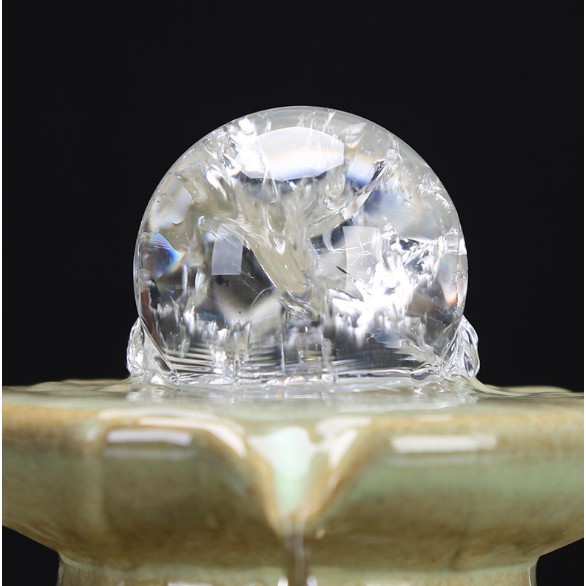 Đài phun nước có bóng thủy tinh phát sáng bày trí phong thủy