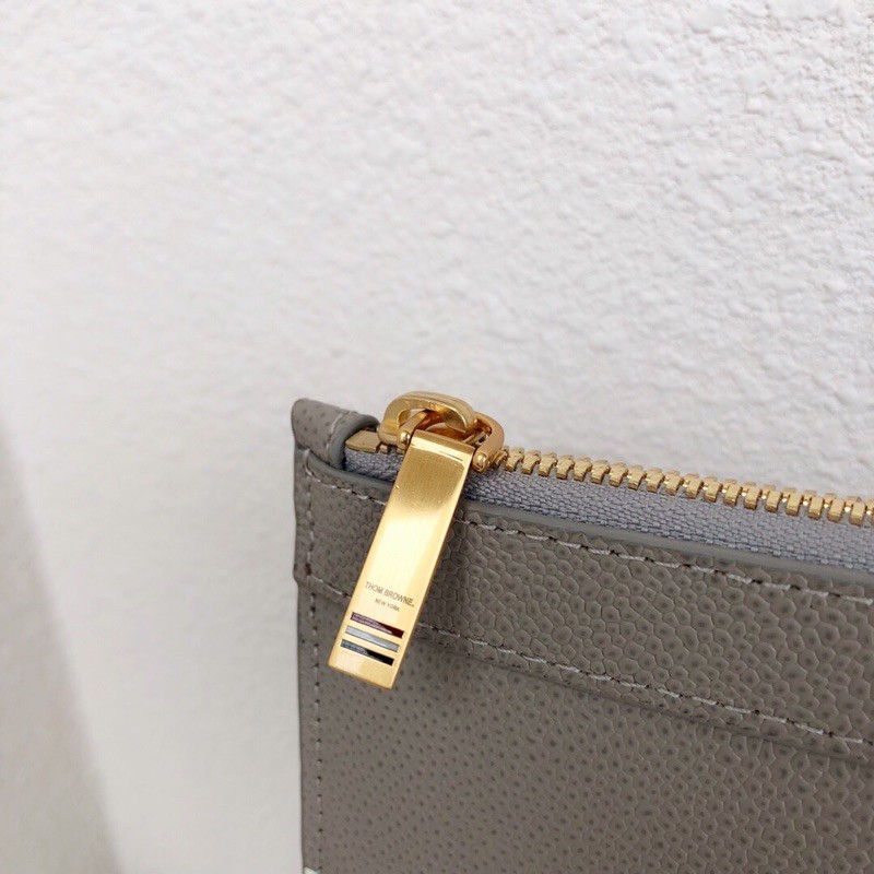 Ví tab đứng nam phần màu trắng được ghép bằng da láng khoá kéo mạ vàng thom browne