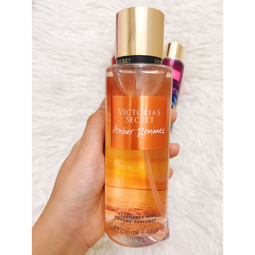 XỊT THƠM TOÀN THÂN VICTORIA’S SECRECT FRAGRANCE MIST AMBER ROMAMCE 250ml