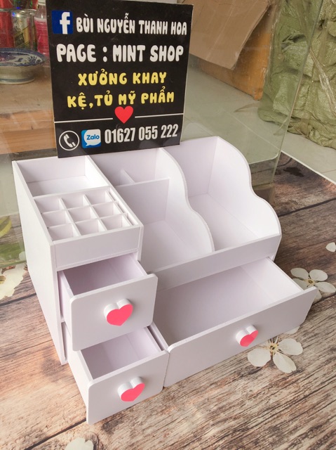 Kệ mỹ phẩm 35cm màu trắng núm tim hồng ô son phía trên