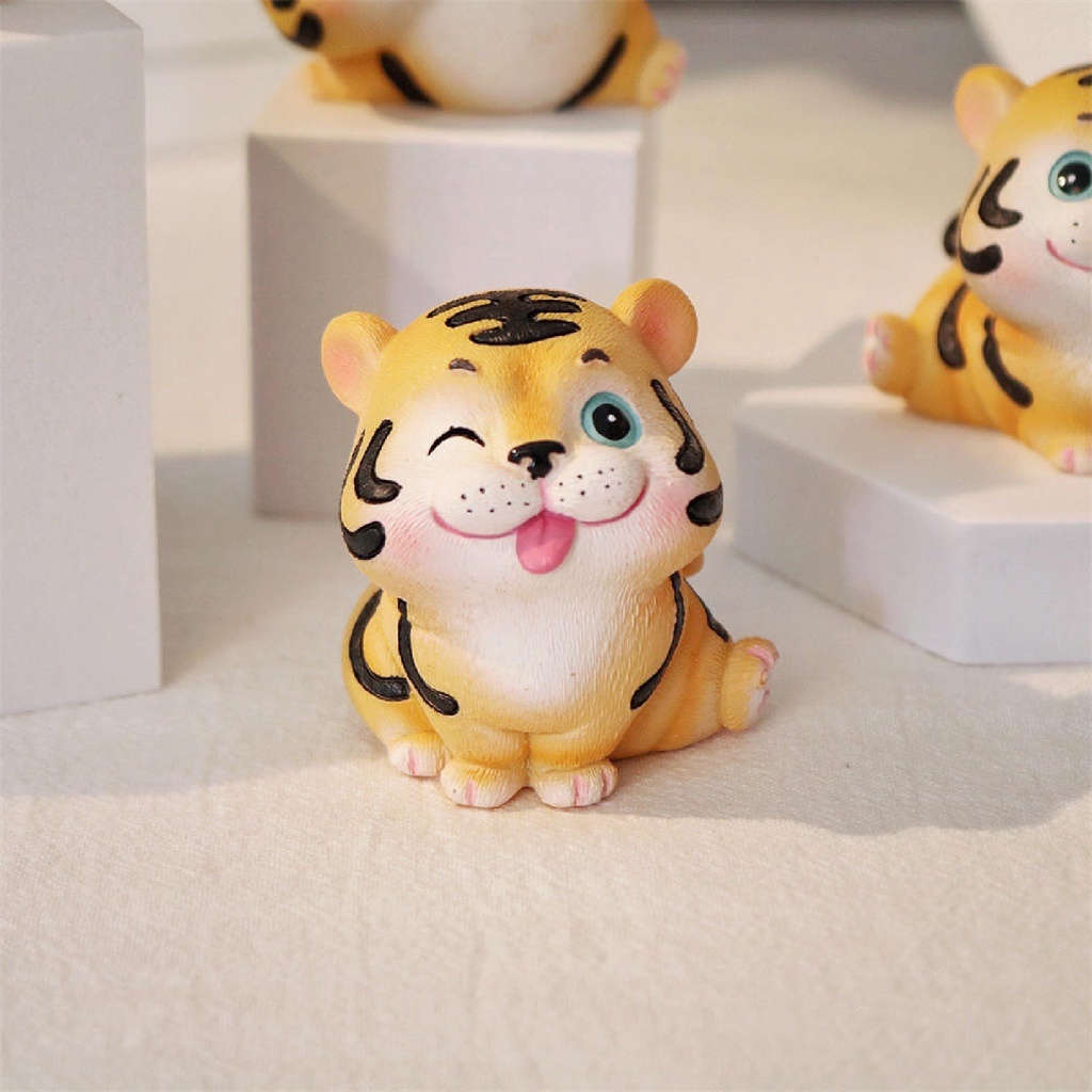 Đồ trang trí Con Hổ Hoạt Hình Bằng Nhựa Resin Dễ Thương Dùng Trang Trí Xe Hơi/ Bàn Làm Việc