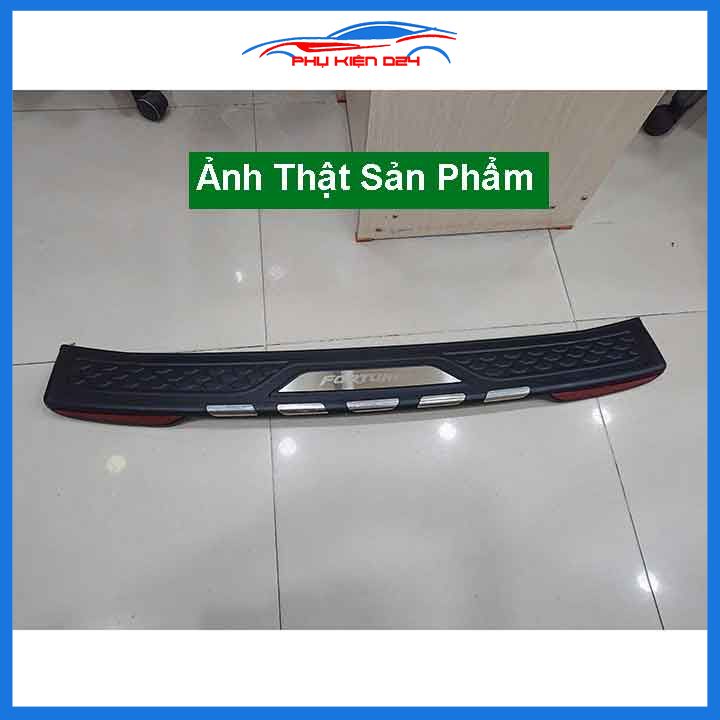 Ốp chống trầy cốp ngoài nhựa đen Fortuner 2009-2010-2011-2012-2013-2014-2015 phản quang trang trí bảo vệ xe