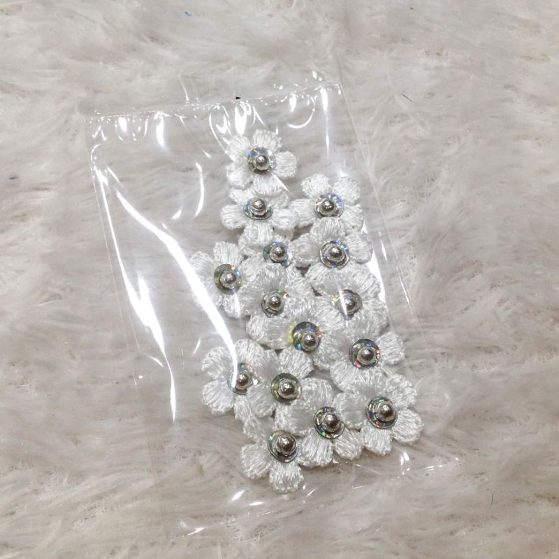 Gói 15 hoa thêu bông mai 3d đính kim sa cườm bạc trang trí áo dài quần váy đầm thanh lịch size 1.6cm