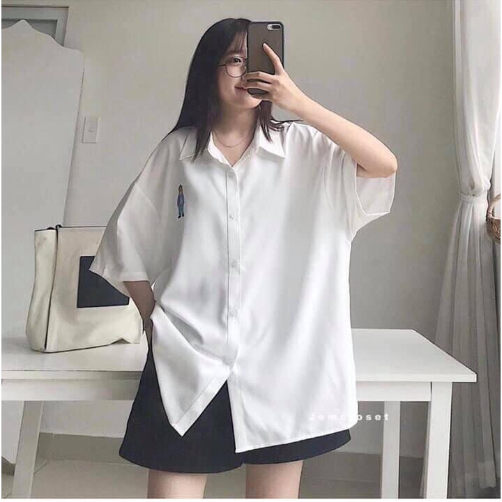 Áo sơ mi thêu gấu A cộc tay nam nữ form rộng phong cách hàn quốc màu đen trắng học sinh freesize(sỉ từ 5sp bất kì)