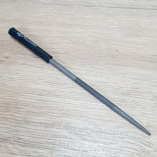 Dũa Tròn Mũi Viết Φ5 x 180mm x 10mm Chất Liệu Thép Cán Bọc Nhựa Được Gia Công Tỉ Mỉ Sắc Nét