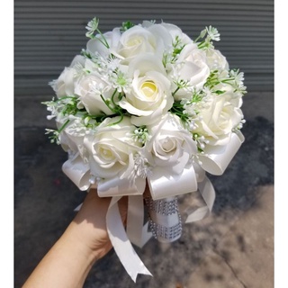 Bó hoa cưới cầm tay cô dâu tặng cài áo chú rể mã tham khảo