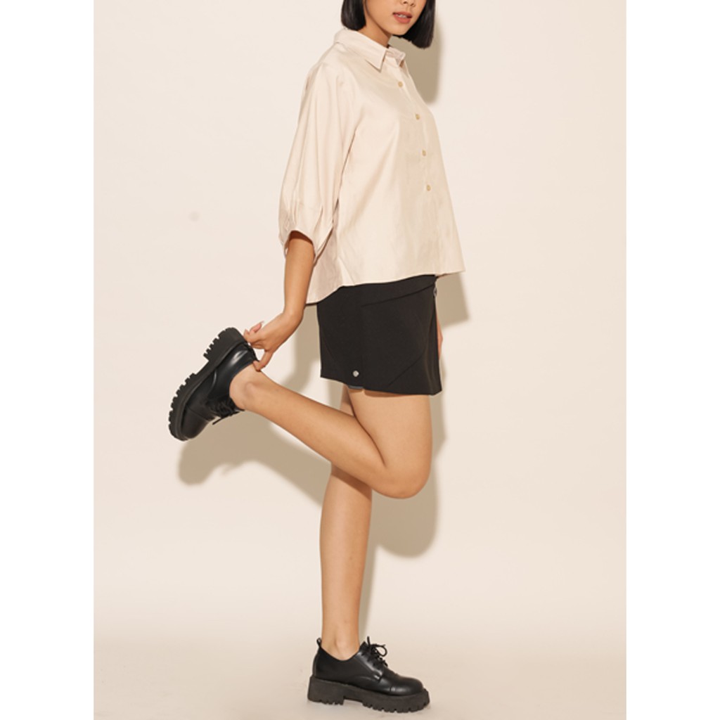 Quần giả váy nữ đắp tà đính nút thời trang GAGO pleated three button minni skirt màu đen GO3150 | BigBuy360 - bigbuy360.vn