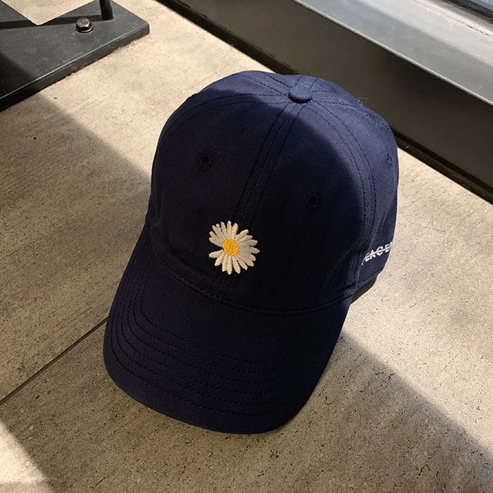 Mũ Lưỡi Trai Thêu Hình Hoa Cúc Nhỏ Xinh Xắn