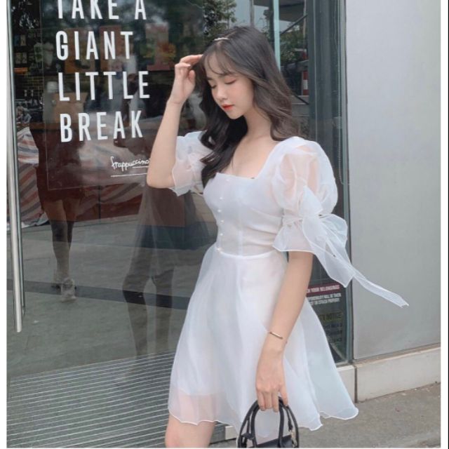 Đầm trắng tay nơ đính hột