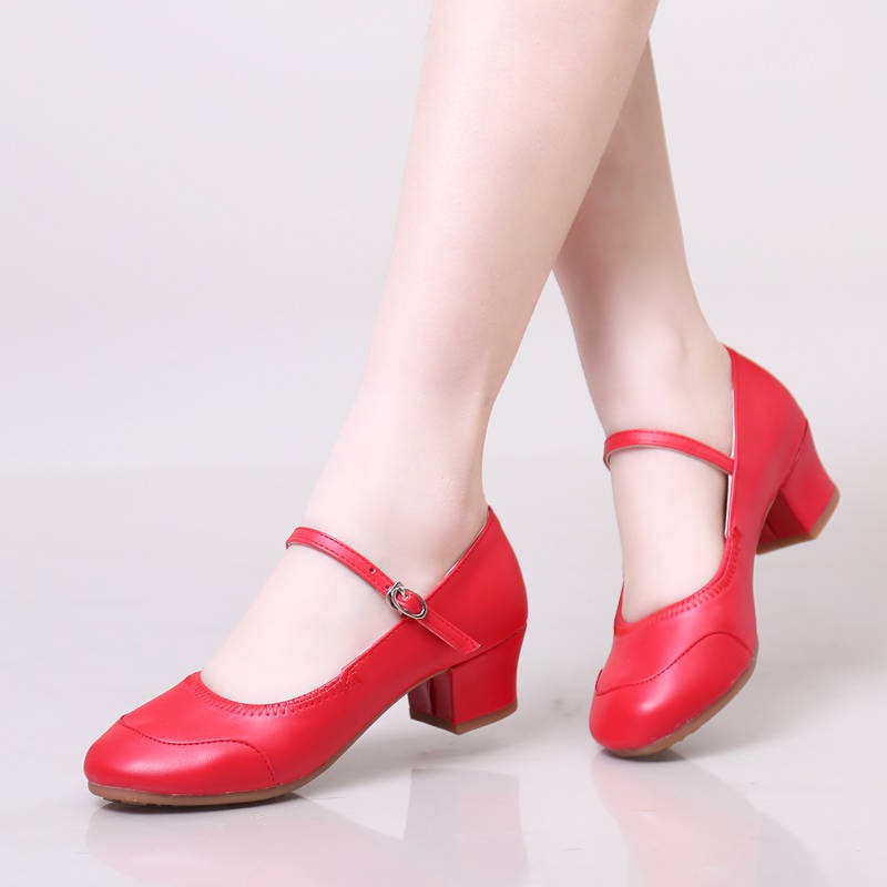 красные танцевальные туфли. народные туфли девочки. туфли для народных танцев красные. народные туфли девочки. танцевальные туфли народные.