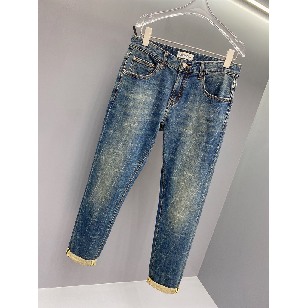 Quần jean xanh nam Balenciaga dáng đứng với thiết kế trẻ trung, chất vải cao cấp