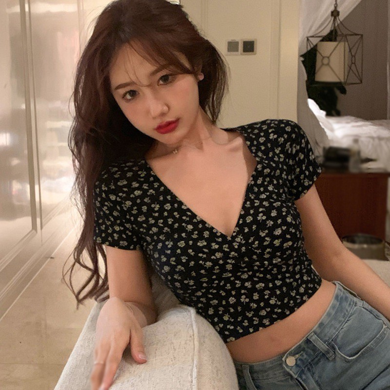 Áo Croptop Tay Ngắn Hoạ Tiết Hoa Thiết Kế Cổ Chữ V Quyến Rũ