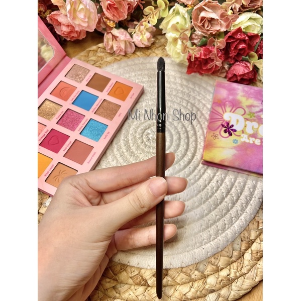 Cọ nhấn trang điểm mắt lông thú cán gỗ chuyên nghiệp