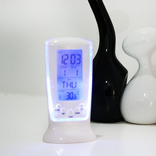 Đồng hồ báo thức có đèn xanh phía sau hiển thị lịch và nhiệt độ