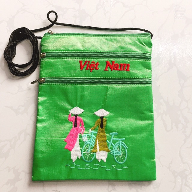 Túi đựng điện thoại thêu 3 cô gái Việt Nam .