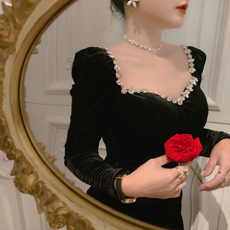 Đầm nhung đen cổ vuông dáng ôm phong cách Retro Pháp thanh lịch