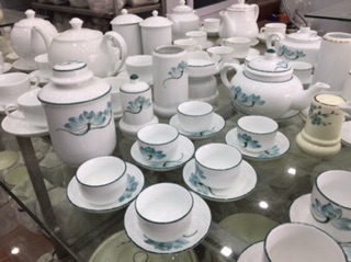Bộ ấm chén men trắng vẽ hoa sen