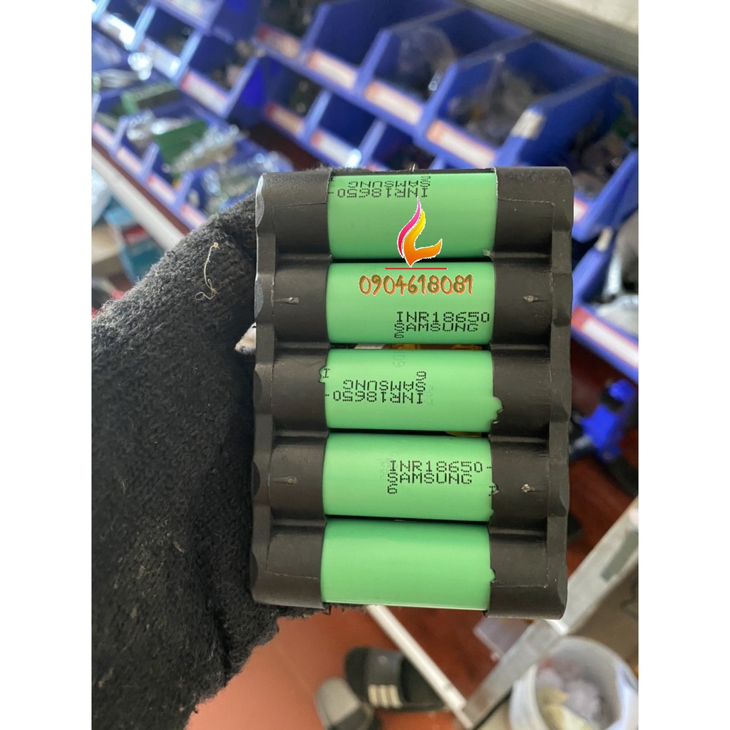 Pin makita có báo pin 5s- 18v- 2500 mah,xả 20a cell samsung 25r, sạc adapter.