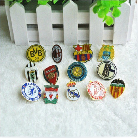 Huy hiệu gài áo, mũ nón, balo câu lạc bộ bóng đá Mu, Real, Barcelona, Juventus... đẹp chi tiết