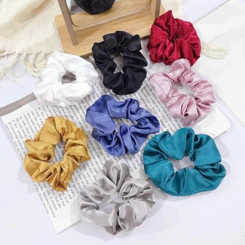 Cột tóc srunchies nhiều màu, chất lụa mịn màng, giúp cho các nàng các bé thêm xinh