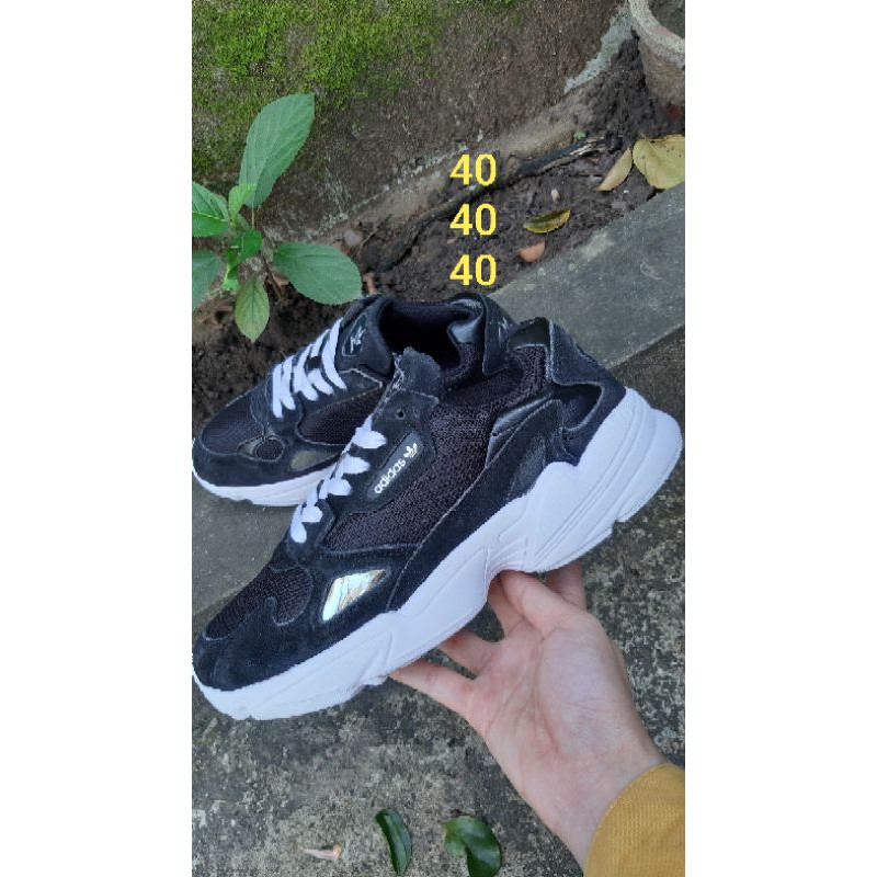 Giày adidas chính hãng, size 40 hàng 2hand chính hãng bao đẹp bao chất cho các bạn luôn nhé cả nhà mình ྇ !