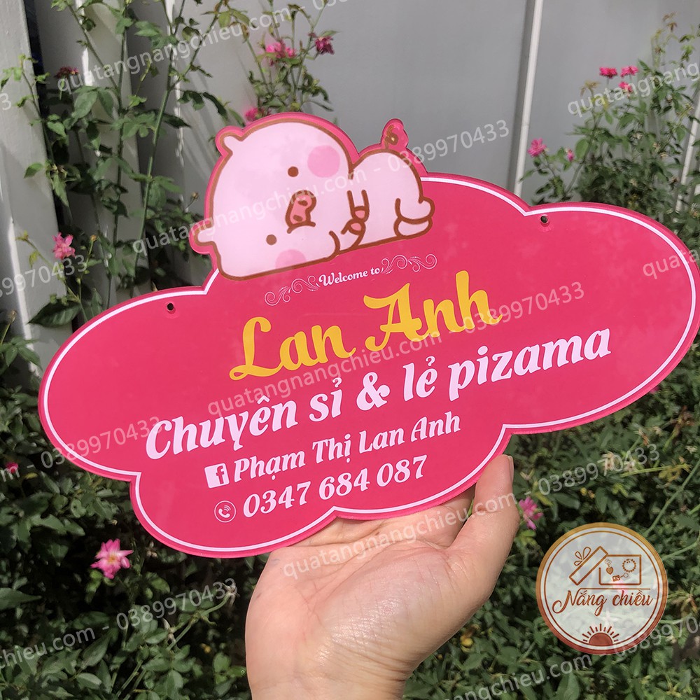Bảng hiệu sỉ lẻ pizama, đạo cụ chụp hình cho shop bán hàng online, chất liệu mica bền theo thời gian, an toàn